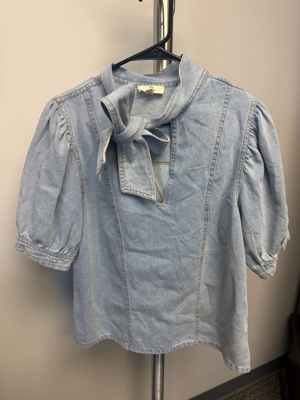 entro Light Wash Denim Tie-Neck Puff Sleeve Blouse